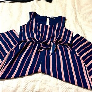 Sophisticated Jumpsuit with tie detail!